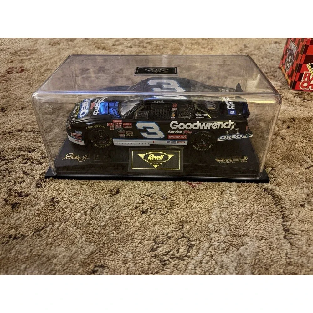 Revell 1:24 Dale Earnhardt Chevy Monte Carlo #3 Oreo Diecast w/ Case Stand